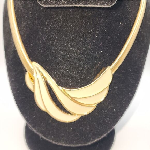 VTG 90's Trifari Omega Chain Green and White Enamel Swirl Choker Necklace - Picture 3 of 13